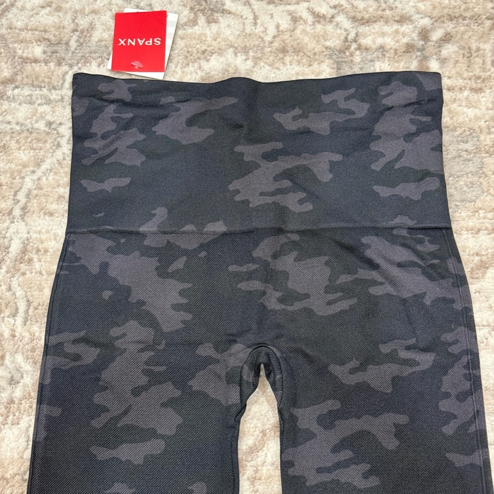 New with tags SPANX Look at me Now Black Camouflage Leggings - Picture 6 of 11